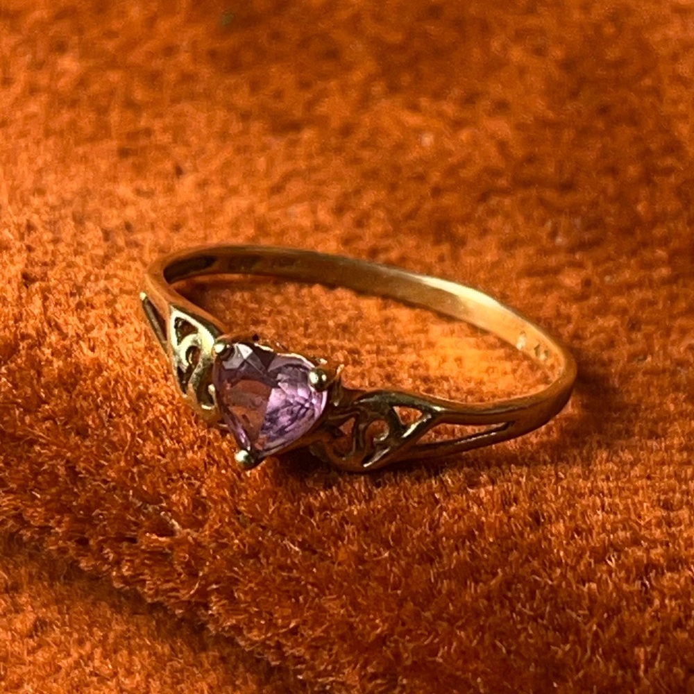 10K SZ 8 HEART AMETHYST SCROLLWORK VINTAGE RING - Picture 4 of 5
